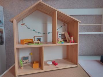 IKEA Flisat poppenhuis met Hape meubeltjes  beschikbaar voor biedingen