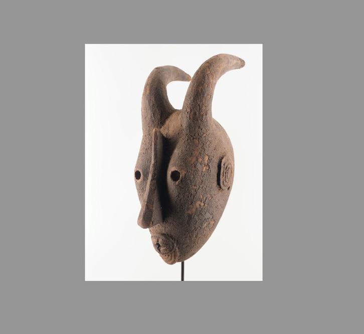Gehoornd Afrikaans masker  (251019-01), Antiek en Kunst, Kunst | Niet-Westerse kunst, Ophalen of Verzenden