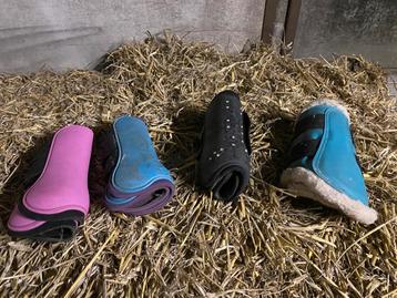 Oornetjes en peesbeschermers beschikbaar voor biedingen