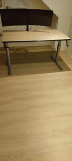 Verstelbaar bureau - 140cm lang bij 80cm diep, Huis en Inrichting, Bureaus, Ophalen of Verzenden, Zo goed als nieuw