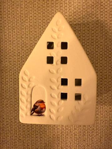 Nieuw wit keramieken huisje met afbeelding roodborst beschikbaar voor biedingen