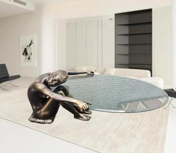 Unieke grote bronzen tafel uit de jaren 70 'dame' beschikbaar voor biedingen