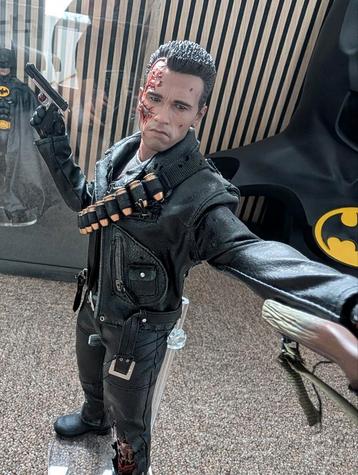 Terminator 2 dx13 hot toys beschikbaar voor biedingen