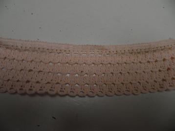 Zolderopruiming-mooi vintage zalm kleurig kant/band--4 cm br beschikbaar voor biedingen