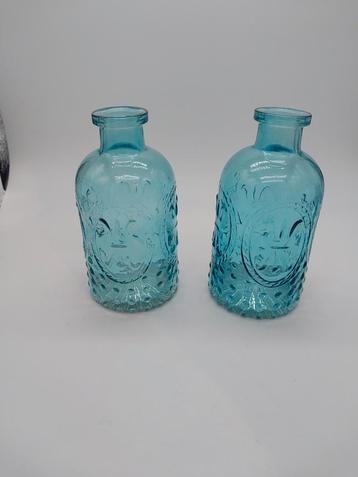 2 leuke aquablauwe glazen flesjes/vaasjes beschikbaar voor biedingen