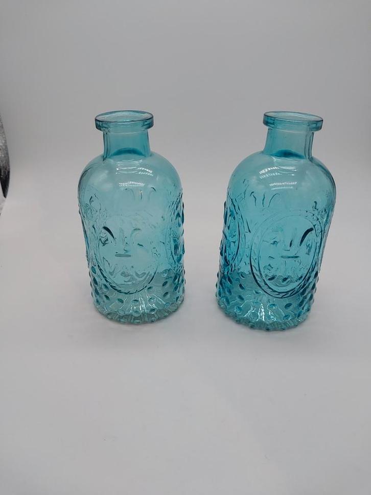2 leuke aquablauwe glazen flesjes/vaasjes, Huis en Inrichting, Woonaccessoires | Vazen, Zo goed als nieuw, Overige kleuren, Minder dan 50 cm