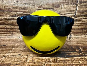 Beeld Emoji XXL met zonnebril. beschikbaar voor biedingen