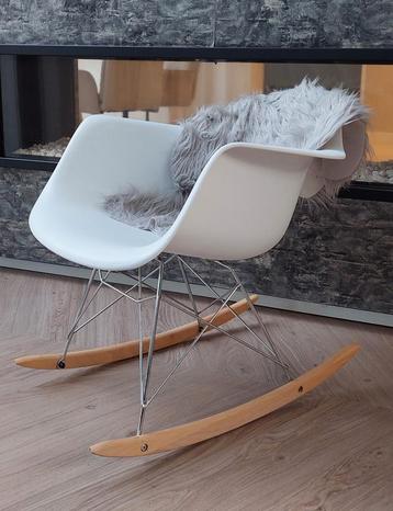 Schommelstoel met kleedje - perfecte staat! beschikbaar voor biedingen