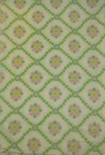 Vintage lap stof wit met groene roze gele bloemetjes beschikbaar voor biedingen