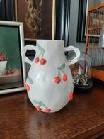 Mooie vaas met kersen - 22 cm hoog, Wit, Aardewerk of Porselein, Ophalen of Verzenden, Zo goed als nieuw