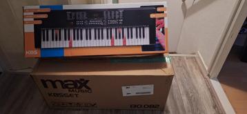 MAX KB5 keyboard met keyboard standaard en krukje beschikbaar voor biedingen
