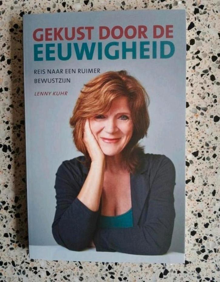 Lenny Kuhr - Gekust door de eeuwigheid nieuw vaste prijs, Boeken, Esoterie en Spiritualiteit, Nieuw, Achtergrond en Informatie