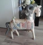 Massief houten paardje, Ophalen