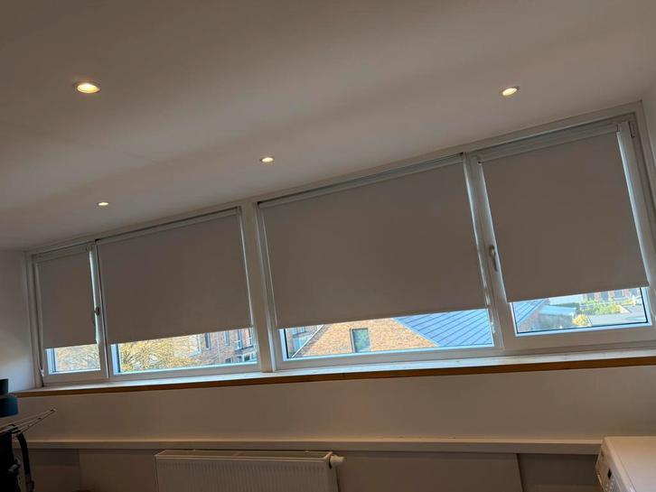 Zonverduisterende witte rolgordijnen, Huis en Inrichting, Stoffering | Gordijnen en Lamellen, Zo goed als nieuw, 150 tot 200 cm