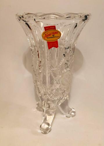 Klein kristallen vaasje met rozen erop, frosted glas beschikbaar voor biedingen