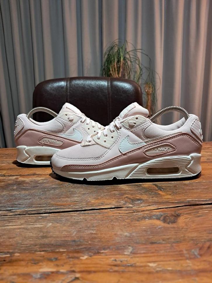 Nike Air Max 90 'Barely Rose' Size 37,5, Kleding | Dames, Schoenen, Zo goed als nieuw, Sneakers of Gympen, Roze, Ophalen of Verzenden