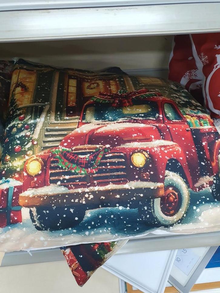 Nieuw Kerstkussen Rode Truck 45x45cm, Diversen, Kerst, Nieuw, Ophalen of Verzenden