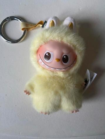Pop Mart Labubu Pin for Love - Letter F Sleutelhanger beschikbaar voor biedingen