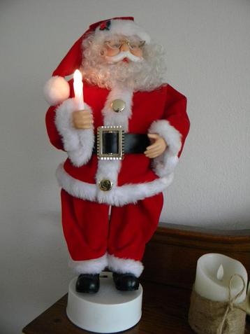 KERSTMAN DIE BEWEEGT, ZINGT MET BRANDEND KAARSLAMPJE beschikbaar voor biedingen