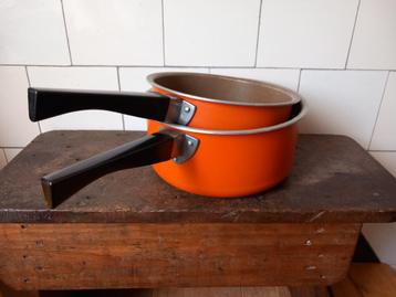 jaren 70, vintage steelpannetje, oranje, bakelieten handvat  beschikbaar voor biedingen