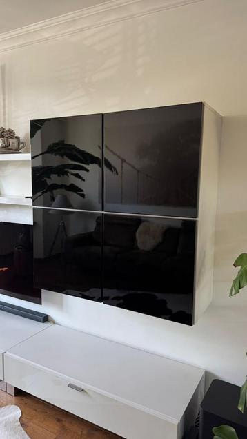 Zwart gelakte (servies) wandkast 120x120cm glazen planken beschikbaar voor biedingen