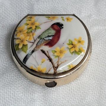 Emaille pillendoos rond 4 cm met vogel roodborst beschikbaar voor biedingen