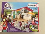 Schleich 42519 Horse Club Ruitercafé compleet in goede staat, Verzamelen, Speelgoed, Ophalen of Verzenden, Zo goed als nieuw