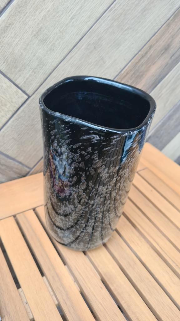 Noorse glaskunst, Huis en Inrichting, Woonaccessoires | Vazen, Zo goed als nieuw, Zwart, Minder dan 50 cm, Glas, Ophalen of Verzenden