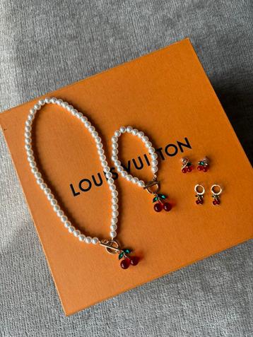 Sieraden set met parels en kersen beschikbaar voor biedingen