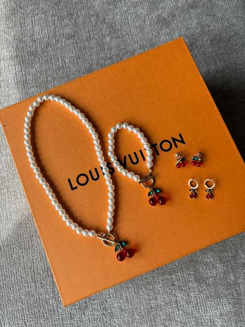 Sieraden set met parels en kersen, Sieraden, Tassen en Uiterlijk, Kettingen, Nieuw, Wit, Met hanger, Ophalen of Verzenden
