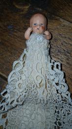 Antieke porseleinen pop in kanten jurk, Antiek en Kunst, Antiek | Speelgoed, Ophalen of Verzenden