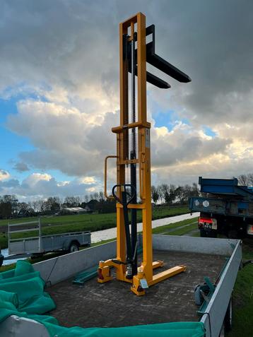 Zeer nette stapelaar hoogheffer magazijn transport wagen 3m beschikbaar voor biedingen