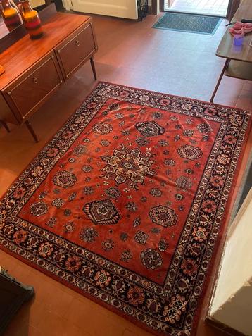 Vintage kleed rood beschikbaar voor biedingen