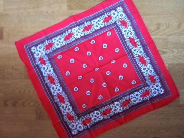 Rode bandana / zakdoek met wit en donkerblauw bloemmotief, Kleding | Heren, Mutsen, Sjaals en Handschoenen, Zo goed als nieuw