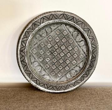 Grote metalen schaal beschikbaar voor biedingen