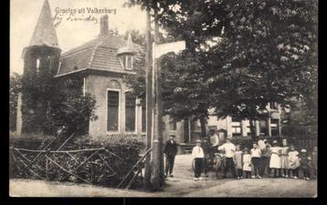 Valkenburg (Z.H.), Dorpsgezicht met volk, gelopen 1918 beschikbaar voor biedingen