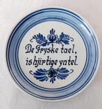 Bord met tekst in het Fries: Fryske tael is hjirtige yntel, Antiek en Kunst, Antiek | Wandborden en Tegels, Ophalen of Verzenden
