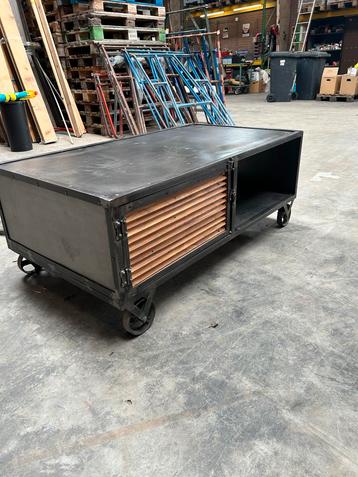 Industriële Salontafel op Wielen beschikbaar voor biedingen