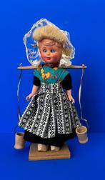Vintage klederdracht meisje Nederland met twee emmers, Verzamelen, Poppen, Ophalen of Verzenden, Zo goed als nieuw, Pop