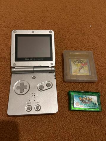 Game Boy Advance SP + Pokémon Gold & Emerald beschikbaar voor biedingen