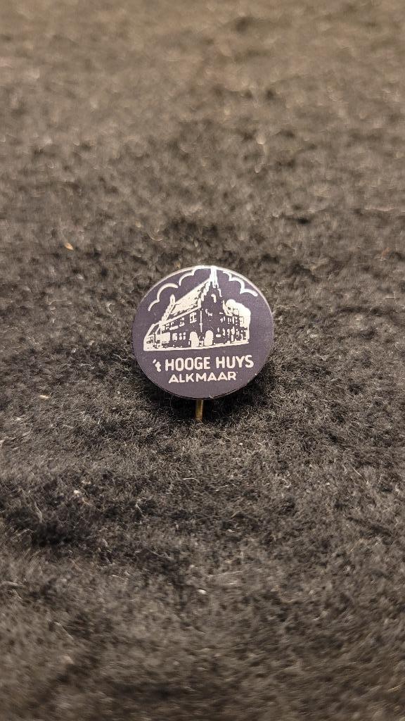 t'Hoge Huys Alkmaar speldje, Verzamelen, Speldjes, Pins en Buttons, Zo goed als nieuw, Speldje of Pin, Merk, Verzenden