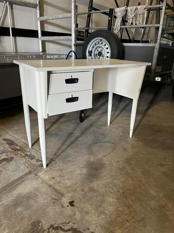 Antiek bureau beschikbaar voor biedingen