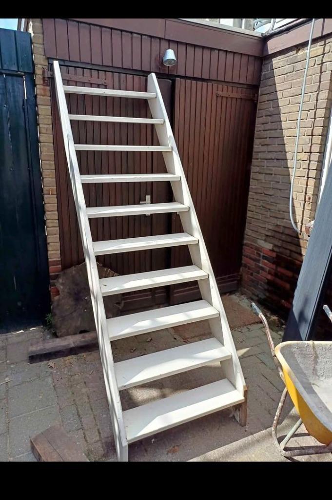 Houten Trap, Doe-het-zelf en Verbouw, Ladders en Trappen, Zo goed als nieuw, Trap, 2 tot 4 meter, Ophalen