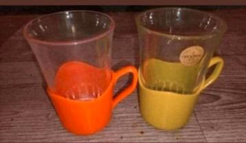 ❇️2 retro glazen met houder van arcoroc❇️ beschikbaar voor biedingen