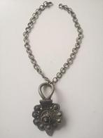 Oude aparte metalen kettinghanger ca 8,5 cm lang, + ketting, Overige materialen, Overige voorstellingen, Ophalen of Verzenden