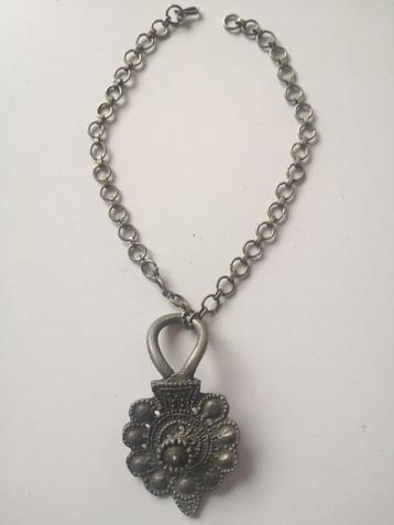 Oude aparte metalen kettinghanger ca 8,5 cm lang, + ketting beschikbaar voor biedingen