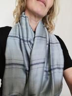 Nieuwe handgemaakte zijden sjaal lichtblauwgrijs 172x56 cm, Ophalen of Verzenden, Nieuw, Maat 46/48 (XL) of groter, Sjaal