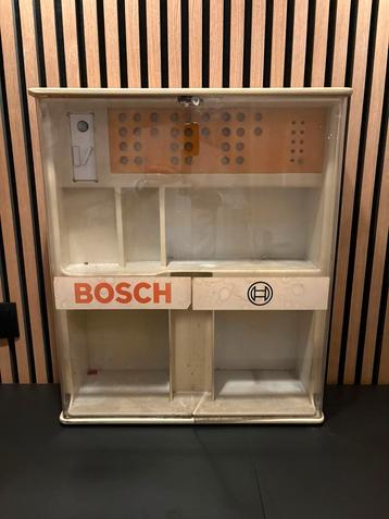 Oude Bosch lampenkast uit een garage beschikbaar voor biedingen