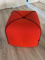 Oranje Poef met Zwarte Accenten, Huis en Inrichting, Banken | Voetenbanken en Poefen, Minder dan 50 cm, Vierkant, Ophalen of Verzenden