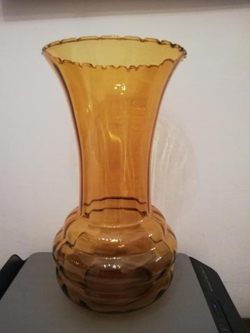 Mooie hoge vintage vaas voor plukboeketten amberkleurig